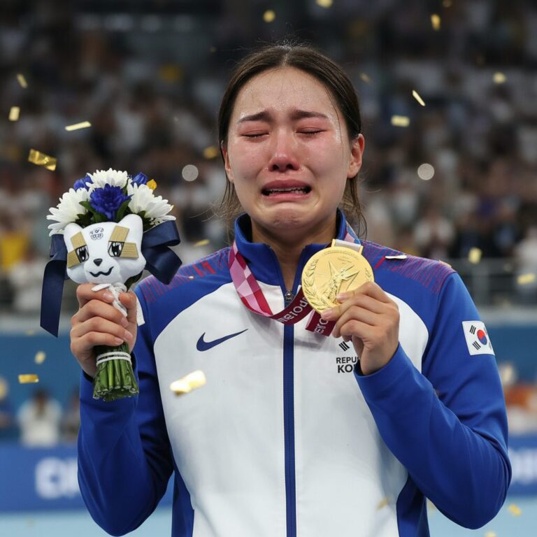 최가온이 금메달을 목에 걸고 눈물을 흘리는 감격적인 순간