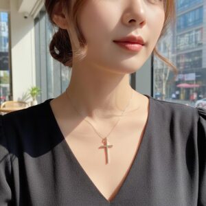 미니멀한 디자인의 은색 십자가 목걸이 목에 착용한 사진