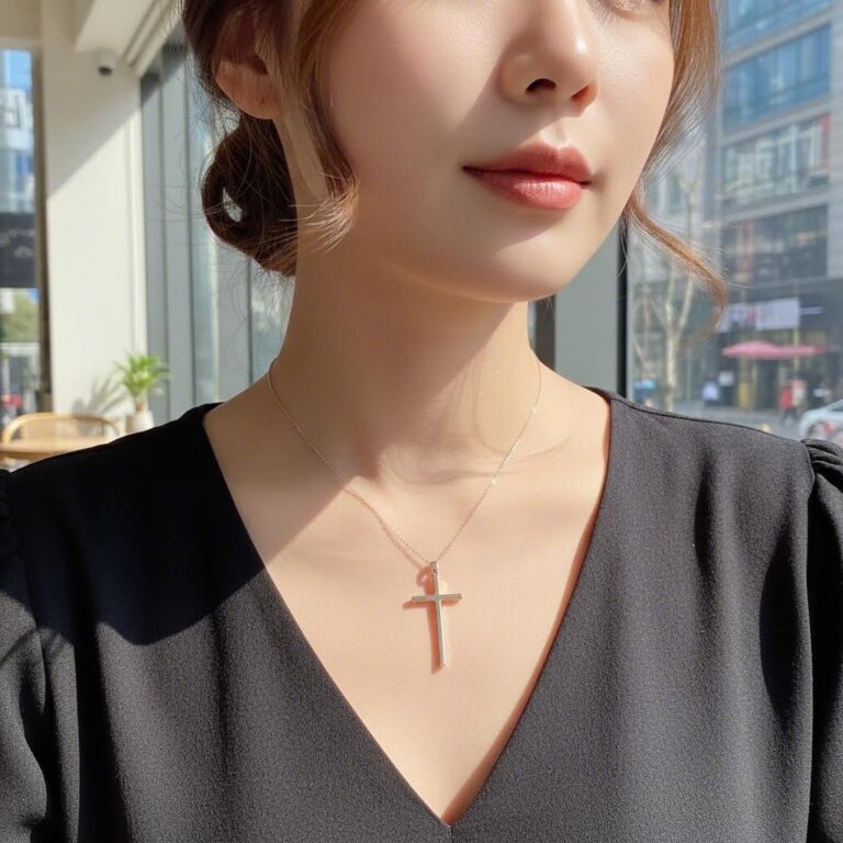 미니멀한 디자인의 은색 십자가 목걸이 목에 착용한 사진