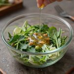 3월 제철음식 참외 미나리 풋마늘 요리로 건강한 봄맞이 채썬 참외와 샐러드 채소가 담긴 그릇에 소스를 뿌리는 모습