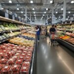 코스트코 매장 내 신선한 딸기와 다양한 제철 과일 채소가 진열된 모습