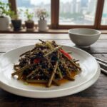 완성된 고사리나물 볶음이 접시에 담겨 있는 모습