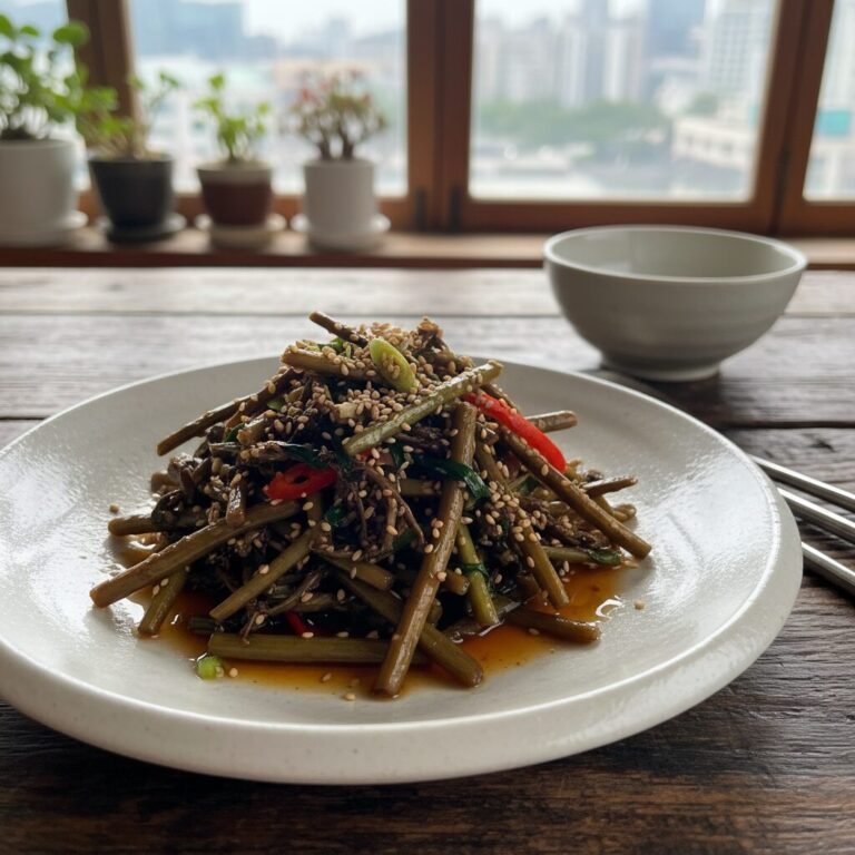 완성된 고사리나물 볶음이 접시에 담겨 있는 모습