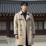 하프트렌치코트를 이렇게 입어야 예쁘다 베이지색 하프트렌치코트를 캐주얼하게 스타일링한 모습