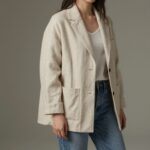 2026년 여자 가디건 코디 추천과 꿀팁 모음 베이지색 린넨 소재 가디건을 입은 여성이 데님 팬츠와 함께 캐주얼하게 포즈를 취하고 있다