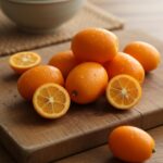 나무 도마 위에 놓인 주황색 금귤 과일