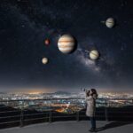 어두운 밤하늘에 흩어져 보이는 여러 개의 밝은 행성과 별들