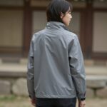 플라스틱 아일랜드 자켓과 금새록의 사복 패션 플라스틱 아일랜드 그레이 울 자켓을 입은 여성의 뒷모습 스타일링