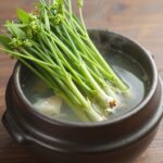 3월 제철 해산물 네가지로 건강한 봄 맞이하기 도다리쑥국이 담긴 뚝배기와 신선한 봄 나물