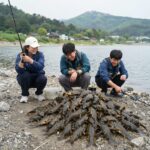 봄 쭈꾸미낚시를 즐기는 사람들이 배 위에서 웃고 있는 모습