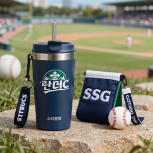 스타벅스 KBO 콜라보 구매 성공 상품 사진. SSG 랜더스 캔쿨러 텀블러와 키링, 야구공 복조리 키링이 놓여 있다.