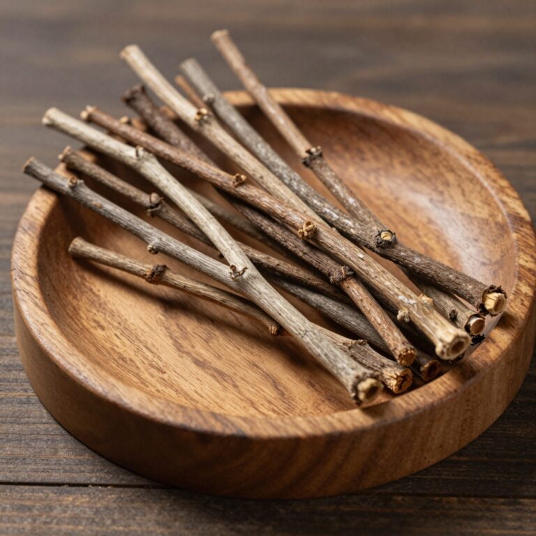 말린 엄나무 가지와 껍질이 나무 접시에 담겨 있는 모습