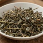 물기를 뺀 깨끗한 돌나물이 채반에 담겨 있는 모습