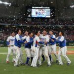 WBC 8강 진출 확정 후 한국 야구 대표팀 선수들이 도쿄돔에서 기뻐하며 포옹하는 장면