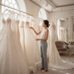 웨딩드레스 피팅을 위해 다양한 스타일의 드레스를 살펴보는 예비 신부