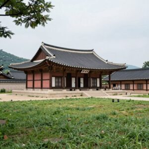 아산 현충사 전경, 전통 한옥 건물과 잔디밭이 조화를 이루는 모습