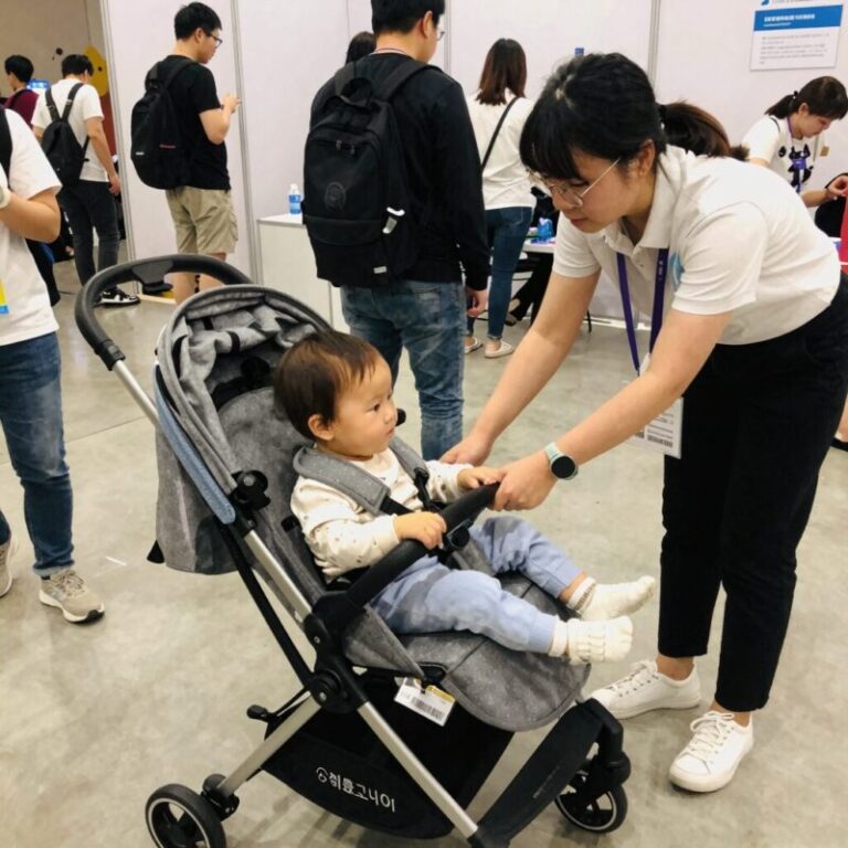 수원 코베 베이비페어에서 부모가 유모차를 직접 체험해보는 모습