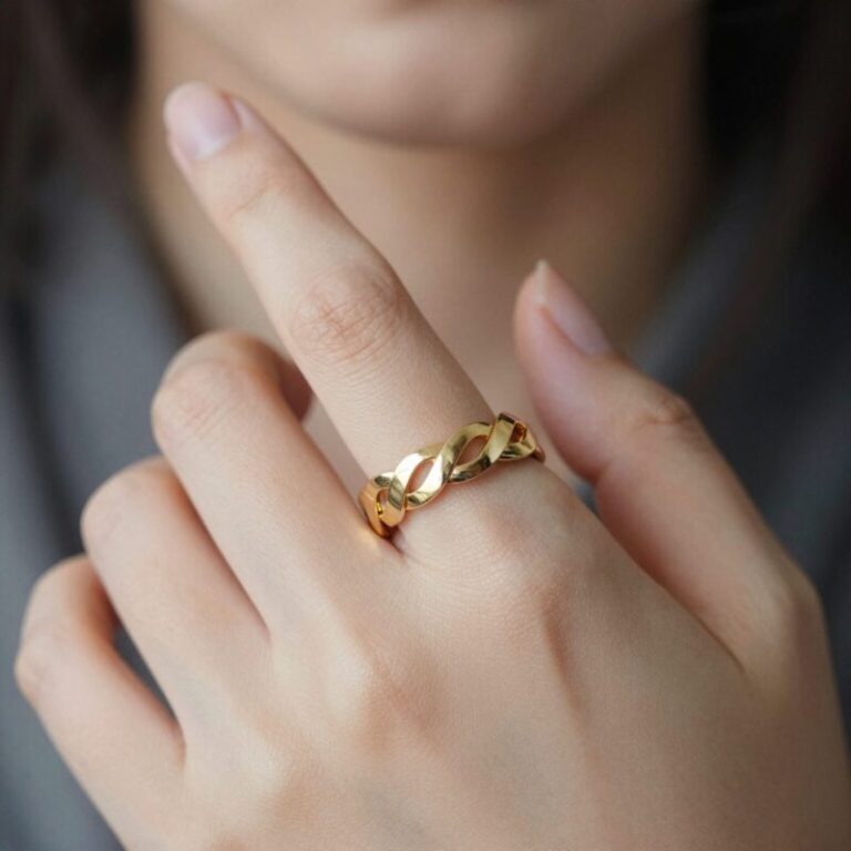 수지가 착용한 셀린느 노트 반지의 은은한 매듭 디테일과 골드 컬러를 클로즈업한 사진