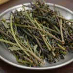 봄철 건강 식재료 참고비 효능과 활용법 데치고 무친 참고비 나물이 접시에 담겨 있는 모습