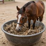 데치고 물기를 뺀 눈개승마 나물이 그릇에 담겨 있는 모습