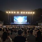 2026 빅뱅 코첼라 공연 시간과 보는 방법 코첼라 아웃도어 시어터 스테이지의 야간 공연 장면, 화려한 조명과 많은 관객