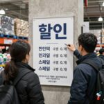 코스트코 매장 내 할인 안내판과 스페셜 코너를 확인하는 모습