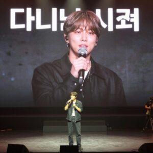 킨텍스에서 열리는 다니엘 시저 콘서트의 감성적인 무대 연출 모습