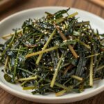 푸른색의 삶은 다래순이 들기름과 양념에 버무려져 깔끔하게 담긴 다래순나물볶음