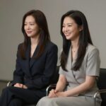 악마는 프라다를 입는다 2 개봉과 배우들의 이야기 악마는 프라다를 입는다 2 기자간담회에서 미소 지으며 앉아 있는 메릴 스트립과 앤 해서웨이