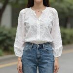 화이트 꽃자수 블라우스를 입고 청바지와 매치한 캐주얼 데일리 코디