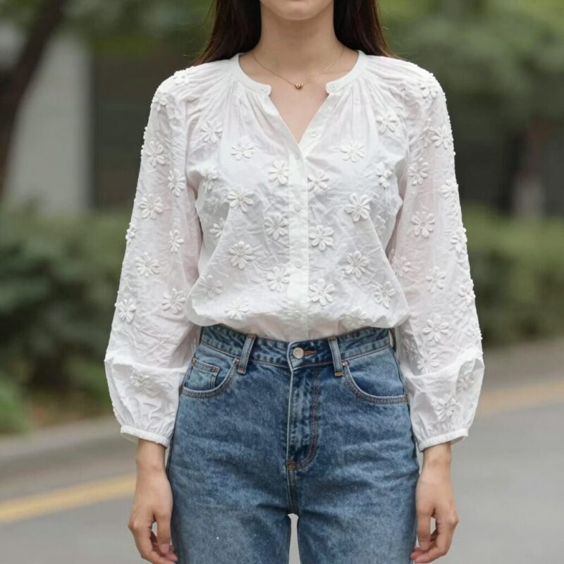 화이트 꽃자수 블라우스를 입고 청바지와 매치한 캐주얼 데일리 코디