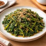 신선초 효능과 맛있는 나물 요리법 접시에 담긴 신선초 된장무침, 통깨가 뿌려져 있다