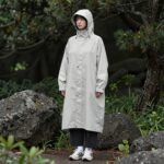 제주도 5월 날씨와 옷차림 완벽 준비하기 제주도 5월 여행을 위한 레이어드 옷차림 예시, 얇은 긴팔과 바람막이를 겹쳐 입은 모습