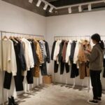 이주미 플리마켓 내부 감성적인 인테리어와 옷들이 진열된 모습