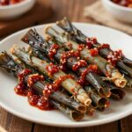 봄철 별미 가죽나물 장아찌 만들기와 요리법 말려서 꼬들꼬들해진 가죽나물과 고추장 양념을 버무리는 과정