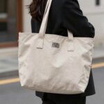 마뗑킴 스포티 토트백 실용적인 디자인과 메탈 로고 디테일