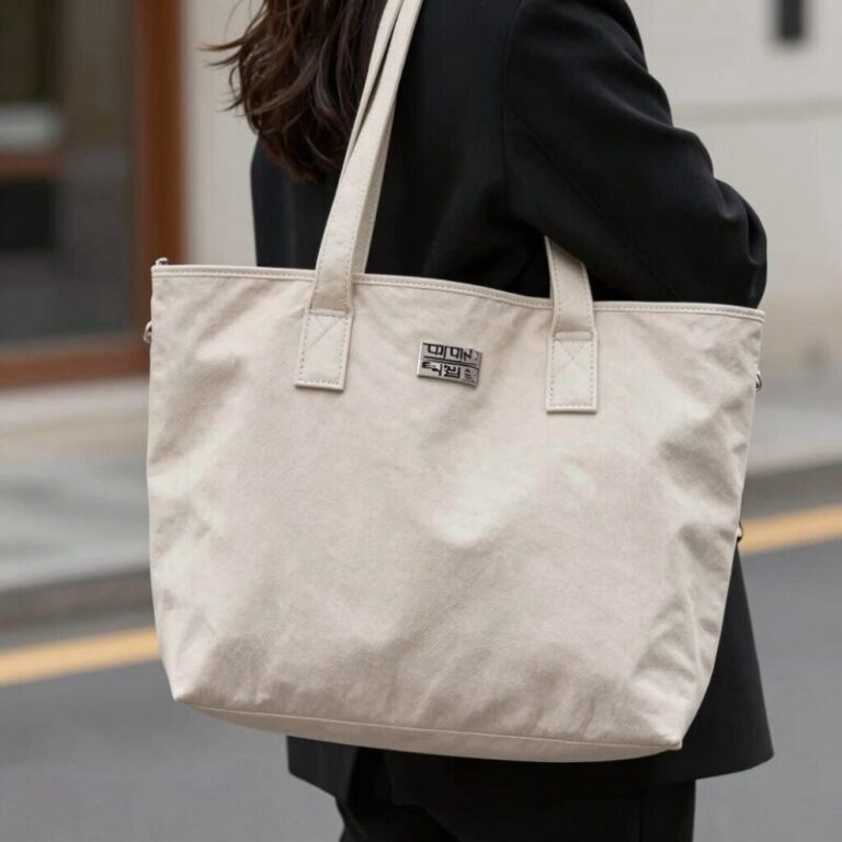 마뗑킴 스포티 토트백 실용적인 디자인과 메탈 로고 디테일