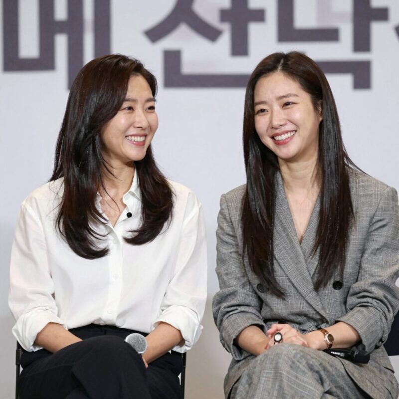 메릴 스트립과 앤 해서웨이가 한국 기자간담회에서 서로를 바라보며 미소 지으며 이야기하고 있다