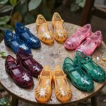 미니멜리사 젤리슈즈 다양한 디자인과 컬러가 펼쳐져 있는 테이블 위 사진