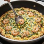 향긋한 봄맛 쑥부침개 바삭하게 만드는 법 쑥과 건새우가 들어간 바삭한 부침개 반죽을 젓가락으로 살살 버무리는 모습