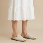 여성 뮬슬리퍼 코디 예시 사진, 흰색 원피스와 베이지 뮬슬리퍼 매치