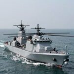 아라비아해에서 미군 구축함과 헬리콥터가 작전을 수행하는 개념도