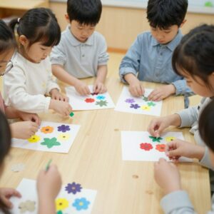어린이집에서 아이들이 종이 카네이션 만들기 키트로 꽃잎을 펼치고 있는 모습
