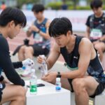 2026 서울하프마라톤 출발 전 수분 섭취와 페이스 설정을 체크하는 장면