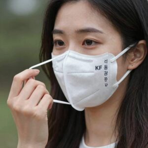 황사 마스크 KF 등급 표시를 확인하는 여성의 손