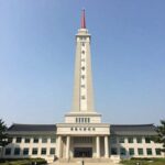 육군사관학교 교훈탑 앞에서 바라본 하늘과 건물