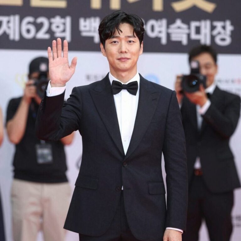 제62회 백상예술대상 레드카펫 현장에서 배우 신현빈을 부축하는 유재필의 모습