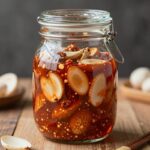 완성된 간장 마늘종 장아찌가 담긴 유리병 모습