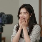 개그우먼 한윤서가 유튜브 촬영 중 웃고 있는 모습