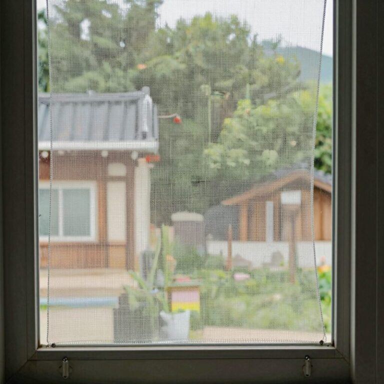 미세방충망 교체 후 창문에 설치된 모습으로 촘촘한 망이 벌레와 미세먼지를 차단합니다